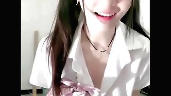 双尾甜美小姐姐！好久没播了！JK装短裙，脱光光道具自慰，假屌跳蛋双管齐下，闭眼很享受国产网约高端外围