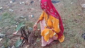 Khet me kam kr rahi bhabhi ki hard anal gand ki big land se chudai -desi Hindi webseries