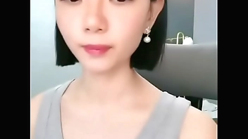 极品尤物气质美女！超棒身材！细腰一对豪乳，强烈要求收费房，掏出奶子揉捏，自摸骚穴极度诱惑   国产网约高端外围