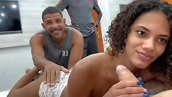 Corno teve que chamar os amigos pra foder o cu da namorada novinha em seu lugar por que ela queria anal mas ele tem nojo de cu