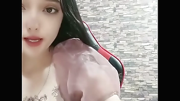 Beautiful girl from Xinjiang! Dilireba, the porn star! At the request of the audience, she performed a little show, slowly stripping off and squeezing her breasts, slapping her pussy with her fingers and spreading it open for a close-up of a high-end dome