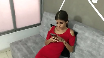 Hermanastra pequeña me cumple el sueño de hacerme una mamada y correrme en su joven cara