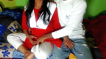 स्कूल गर्ल ने अपने बॉयफ्रेंड के साथ अपने घर में चुदाई किया