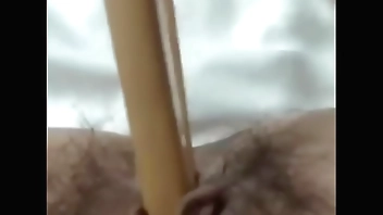 粉墨人生-骚货在宾馆寻找各种尖锐物体自慰