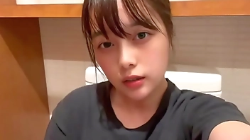 [I'll show you a lot of pussy] I hold back my moans in the toilet and masturbate to orgasm. Look at Momoka's pussy a lot.