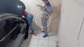 Patroa e cliente ficou com tesão na oficina do mecânico tarado!