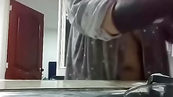 Se filtra vídeo casero de la madrastra de mi prima. tetas naturales