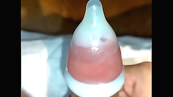 艰难的套上最小号避孕套2个，并射精榨干