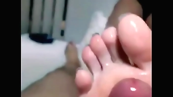 The best internet celebrity footjob, playing with the glans in various footjob positions, and finally cumming all over the feet