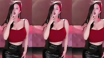 斗鱼 小棉袄 大女乃抹胸 皮裙油亮 这腰臀 那啥 一定很爽 极品女主播 热舞福利 大胸细腰肥臀 sexy girl dancing