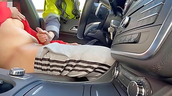 I jerk off in the car in front of the security guard girl and call her to help me finish cumming