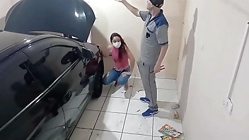 Fui ao mecânico ele ficou de pau duro e me fodeu!