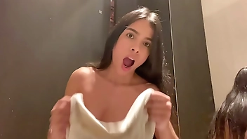Me atraparon en el probador de la tienda haciendo squirt, corriéndose en todos lados