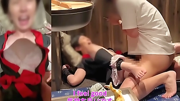 【クノイチ店員と中出しセックス！】「声が出ちゃいます…！」”ちょっとえっちな取材”と説明し、可愛い忍者店員を店の中で脱がせてそのままセックス