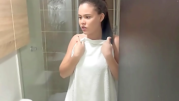 Invito a mi tímida hermanastra a bañarnos Para follarmela duro y correrme en su coño. H.L.