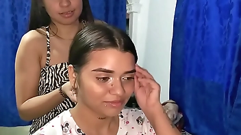 mientras me arreglo las uñas me follo con la estilista y le meto el consolador