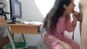 padrastro interrumpe mi trabajo solo para derramar su semen en mi pijama rosa sexo casero.