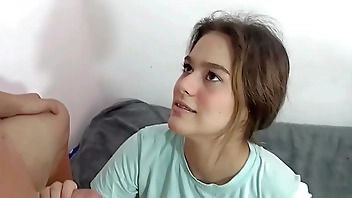 Me follo duro a mi timida hermanastra y le demuestro que no soy gay, termino corriéndome en su culo.