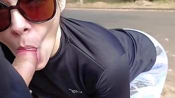 Coroa chupando o pau do novinho no meio da rua em público (Completo no RED e no Sheer)