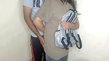 कॉलेज पढ़ने वाली लड़की पैसे के लिए मकान मालिक से चुद गयी