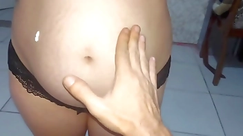 grávida seduz o jovem e fode com um acabamento de creampie e esguicho