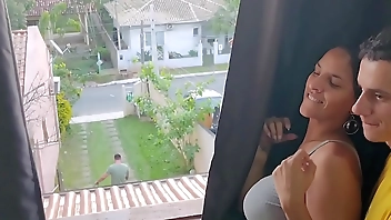 O marido deu uma bobeada enquanto cortava grama eu aproveitei pra dar escondido