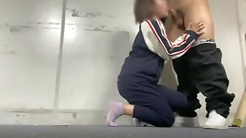 田舎の使われていない倉庫でズボンを半分下ろしてSEXする高◯生カップル。ショートカットボブの後輩彼女はバックで激しく突かれて、喘ぎ声が我慢できなくて口で抑える。