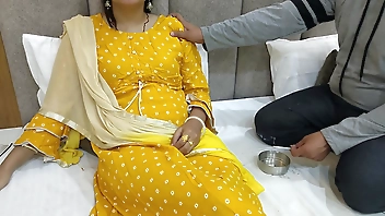 Desisaarabhabhi - Indian Desi dost ki maa ke sath chudai mazaa lete hoye uski gori chut main ungli dal ke uske chuche chuss dale