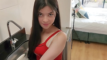 The domiciliary man fucks the woman of an apartment secretly from her husband