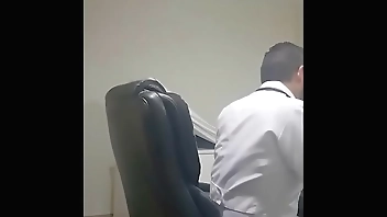 Me follo a doctor en su consultorio