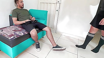 Dios mío, mi hermanastra llegó temprano de las clases y me descubrió masturbándome con una de sus bragas...