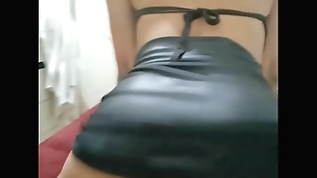 Encuentro a mi hermanastro en mi cuarto luego que llegue de una fiesta, como estaba muy caliente termine follando con el y teniendo un Rico orgasmo, deseaba mucho este momento con el