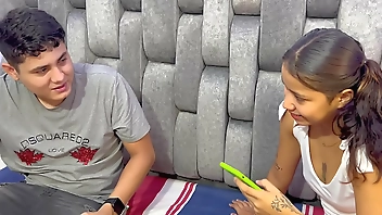 me follo mi pequeña hermanastra y le demuestro que no soy gay