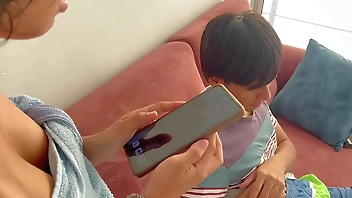 Si no me follas le contaré a mi padrastro que te masturbas con mis fotos: Pequeña latina recibe dura follada por golosa.