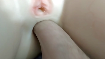 ENFIANDO O BRAÇO TODO DENTRO DO CU DA BRANQUELA PEITUDA