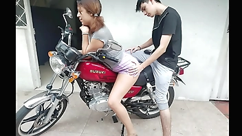 INVITO A MI MADRASTRA A MONSTASE EN MI NUEVA MOTO Y ELLA ACEPTA CON TODA LA INTECION DE QUE YO LE TOQUE EL CULO PORQUE ES UNA MADRASTRA CALIENTE DE NALGAS BONITAS