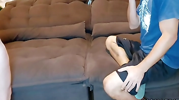 fodendo gostosa no sofá e gozando dentro da bucetinha