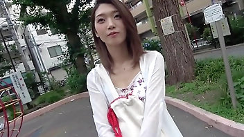 Webデザイナー21歳かなえちゃん参上！美人でスレンダーな彼女の応募理由は「最近彼氏がSEXで手抜きをするから」と前戯をサボる彼氏に腹いせでAV出演！？女を怒らすと怖いですね～(笑)じっくり前儀で責めると御機嫌になり、お返しのフェラのテクが凄いこと凄いこと男優のデカチンにマ○コ掻き回され絶頂し満足気なかなえちゃん！女心は秋の空…なのか？皆、色々考えようぜ！ https://bit.ly/3JzJsLh