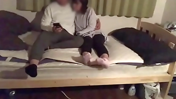 付き合って3ヶ月目の大◯生彼女が泊まりきて一緒に音楽聴いたりトランプでババ抜きしたりしてるうちにお互いにムラムラしてきて電気消してそのまま彼女と久しぶりのえっちをしました。