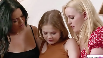 18yo stepdaughter fingering n pussy licking lesbian stepmoms