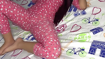 पजामे में मेरी सौतेली बेटी की चूत इस 18 साल की लड़की का चूचा कितना स्वादिष्ट है