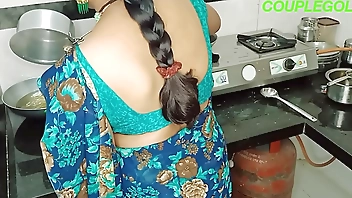 कोमल जुलाब जामुन बना रही थी हम पोहच चुके इतने किचन में ही चोदा फिर