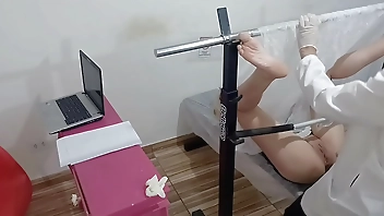 Novinha sendo examinada pelo ginecologista safado!