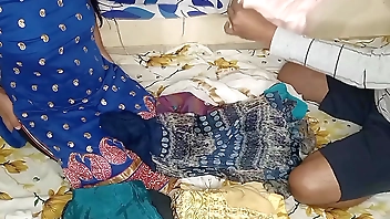 सौतेली बहन को ड्रेस फोल्डिंग करने के लिए हेल्प करके उसको चूत चुदाई किया