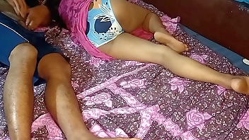 देसी लड़का सौतेली माँ के साथ बिस्तर साझा करता है फिर भुर चोदा