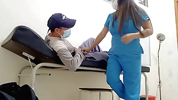 ultra viral!! doctora entrevista a su paciente y luego de unas cuantas preguntas el paciente le ofrece hacer porno casero intenso en el consulorio del hospital