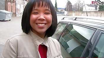 Deutsch asiatische teen von neben an auf der Straße angesprochen für Orgasmus Casting