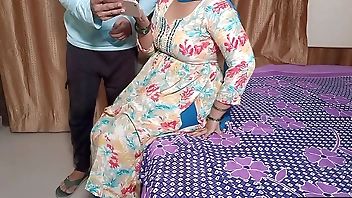 Saggi Mausi Ko Porn Video Dikha Ke Pel Diya Londe Ne Sahi Khel Gaya