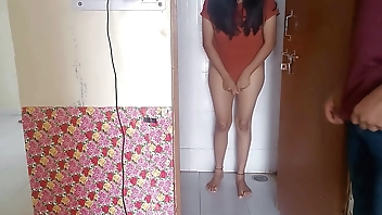 बाथरूम में चुपके से देख रहे जवान पडोसी को भाभी ने बुलाकर चूत चुदाई XXX Bathroom Sex