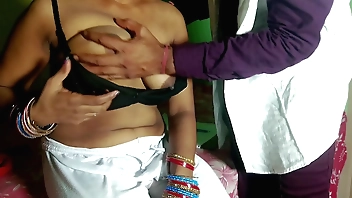 डॉक्टर ने पेशेंट गर्ल की चुत फाड़ चुदाई किया हिंदी आवाज में